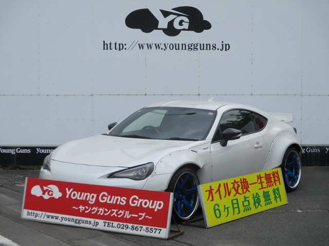 トヨタ 86 2.0 GT ロケバニエアロ　HKSマフラー　車高調
