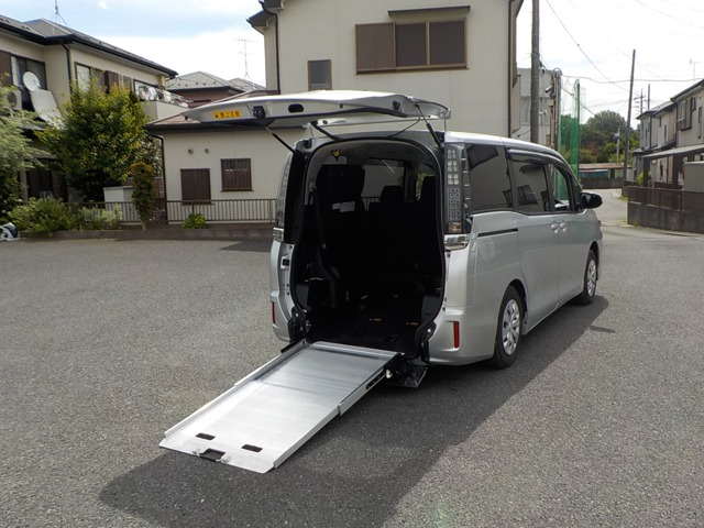トヨタ ヴォクシー 2.0 X ウェルキャブ スロープタイプII サードシート付 車椅子1脚仕様 キーレス 埼玉県