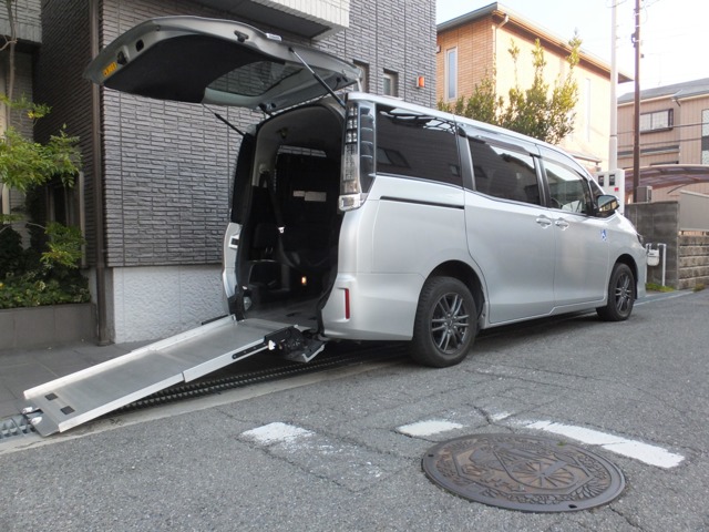 トヨタ ヴォクシー 2.0 X ウェルキャブ スロープタイプI 車いす2脚仕様車  大阪府