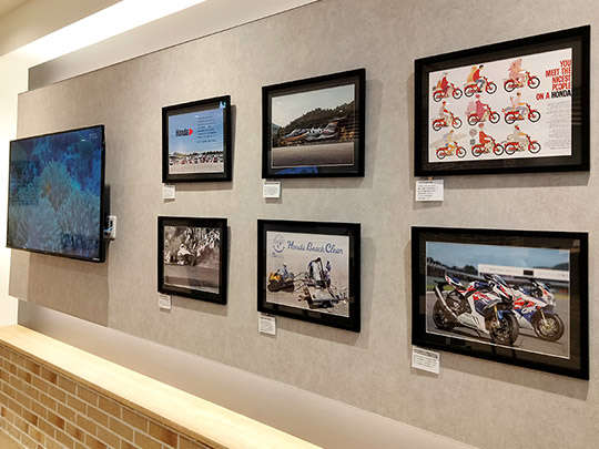 美術館のようなギャラリーコーナー ホンダに関する写真や絵を飾っております。