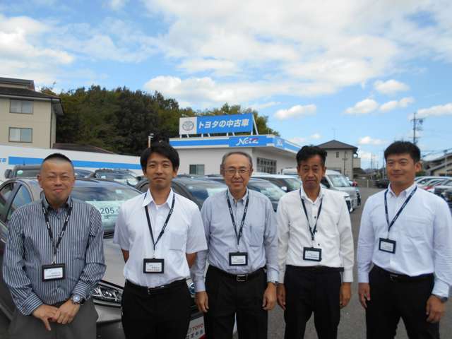 左から鈴木主任、後藤係長、吉田店長、福井課長、長尾係長です。腰の低い優しいスタッフばかりですので、何でもご相談ください。