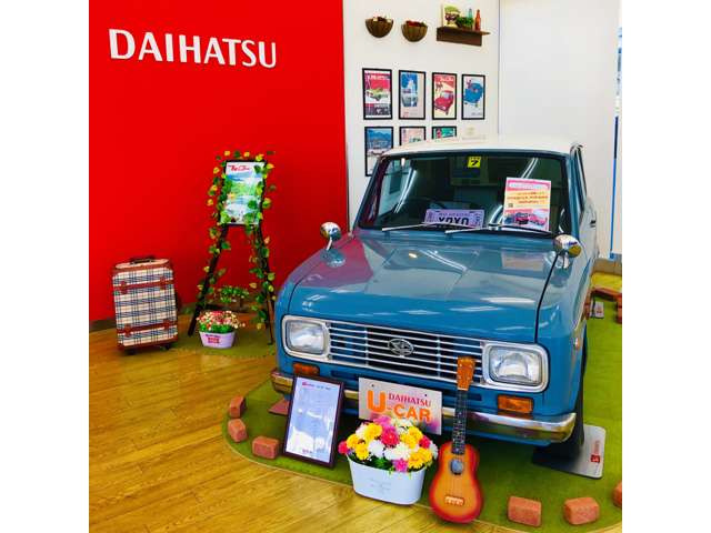 店内入口付近には懐かしい昭和42年式のダイハツの名車『フェロー』を展示しています。是非見に来てください。
