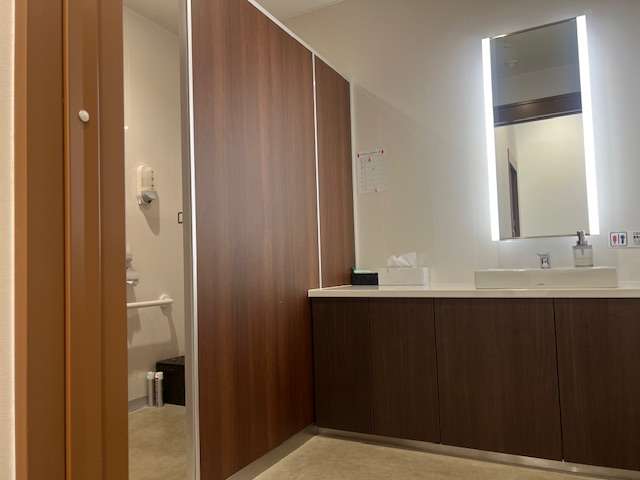 マツダオートザム袋井自慢の綺麗でゆったり広々としたホテルのようなトイレです。スタッフが毎日、感謝を込めて掃除しています。
