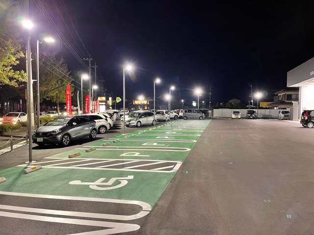 駐車場もスぺ－スを広く台数も多く駐車できるように確保しております。夕方の暗い時間も照明で安全に駐車できます。