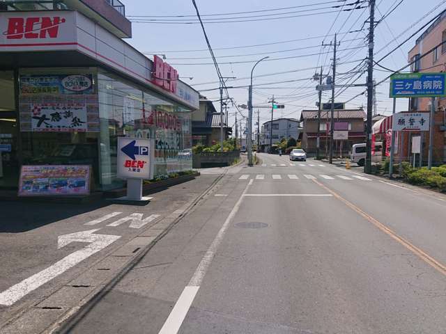 三井アウトレットパーク入間から県道８号線上藤沢交差点から２００ｍ。たこ焼き屋さんの向かいです。