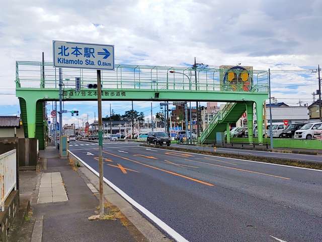 国道17号を熊谷方面からお越しの際は歩道橋と大きなねずみの看板を目印に北本駅入口の信号を右折ですぐ入口です。