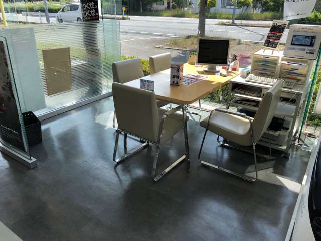明るくきれいな商談スペースです！サティオ埼玉 全拠点の在庫よりお客様のお求めの1台を一緒にお探し致します！