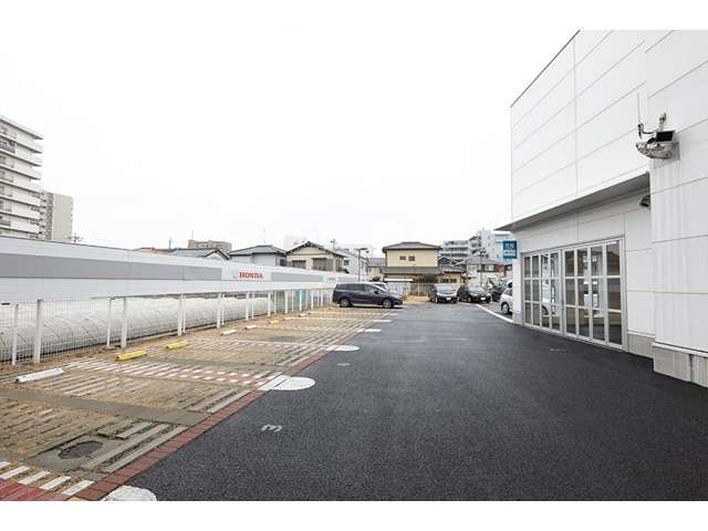 外から見るよりずっと奥行きのある「豊町店」。駐車場もゆとりのあるスペースが確保されています。