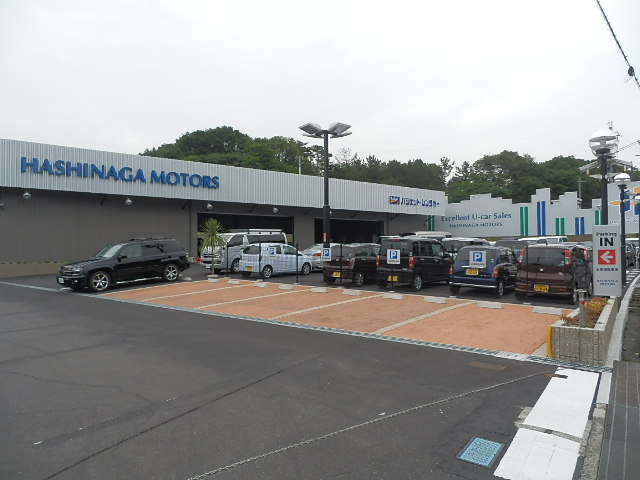 お客様専用駐車場です。また「バジェットレンタカー」を草津市にて営業中。軽自動車からマイクロバスまでご用意しております。