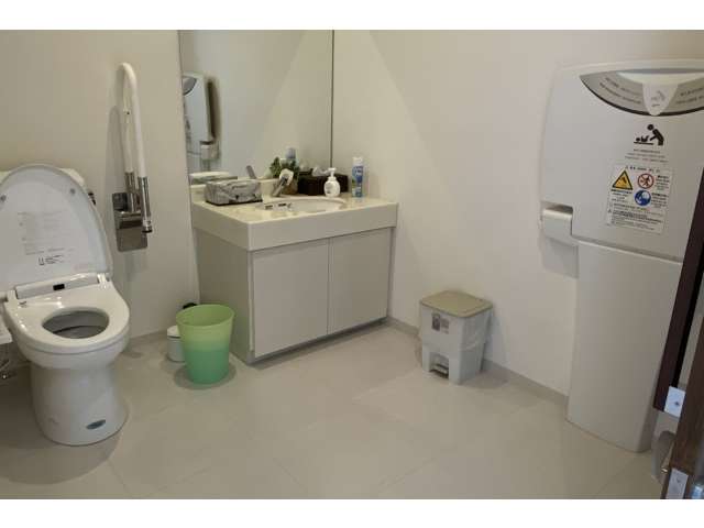 トイレはおむつ交換台も完備されており広々ご利用できます。