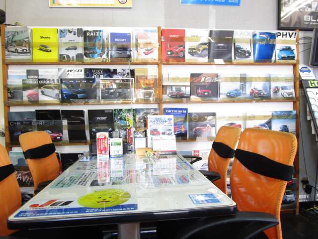 ■店内には、各メーカーの車種別カタログもございます。是非手に取ってみて、見てください！