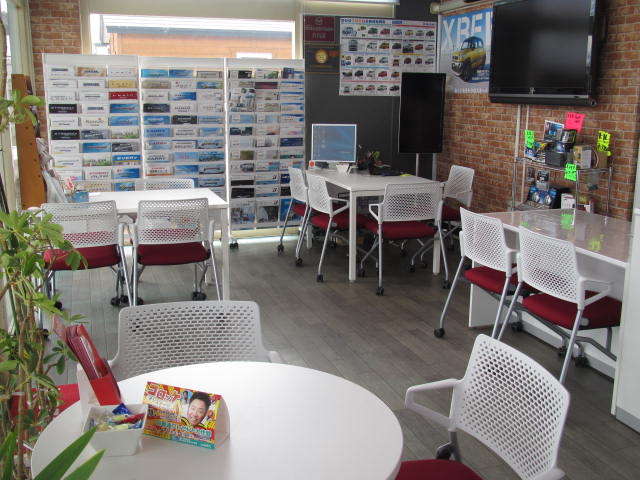 店内は商談スペースの他にTVが壁に設置してあります。