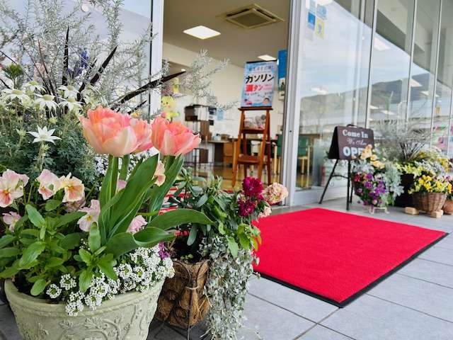 カーメイト曽根のページへアクセスいただきありがとうございます！入口は季節の花でお出迎え。明るく入りやすいお店です！