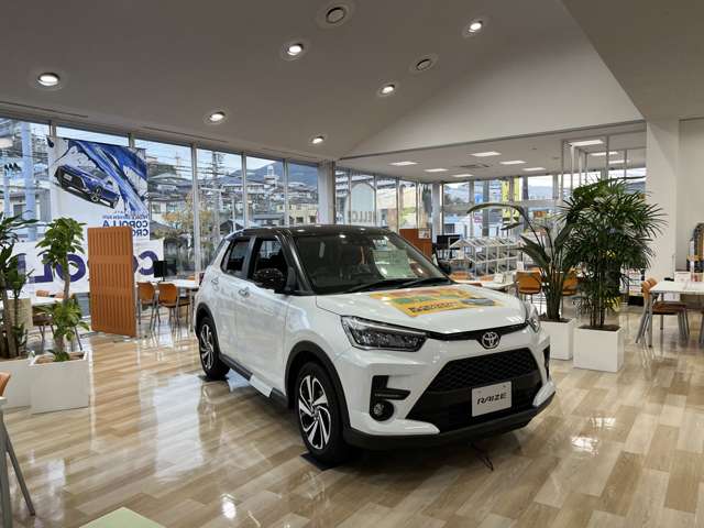 明るいショールーム内でゆっくりとお車をお選び頂けます！九州最北端のトヨタのお店です！お車の事なら何でもご相談ください！