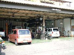 認証工場完備です。２級自動車整備士が常時３名常駐しております。