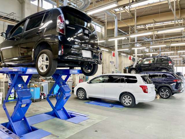 サービス工場は広々！納車整備から購入後のアフターメンテナンス、車検まで、お客様のカーライフをサポートします。