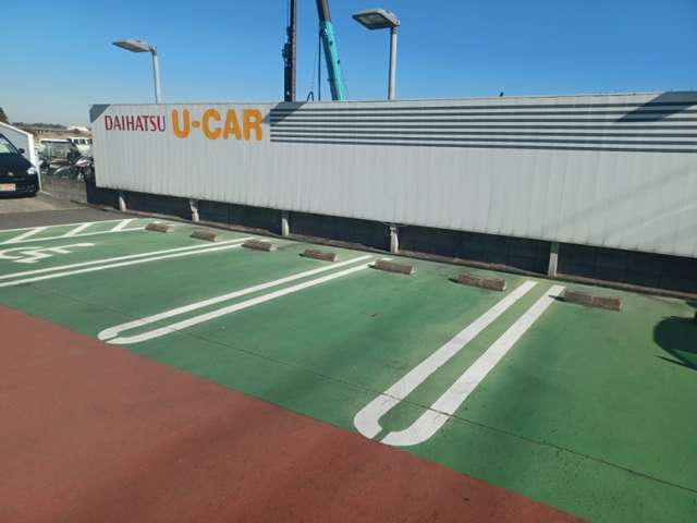お客様駐車場は「DAIHATSU U-CAR」の文字をバックに、お出迎えさせていただきます☆
