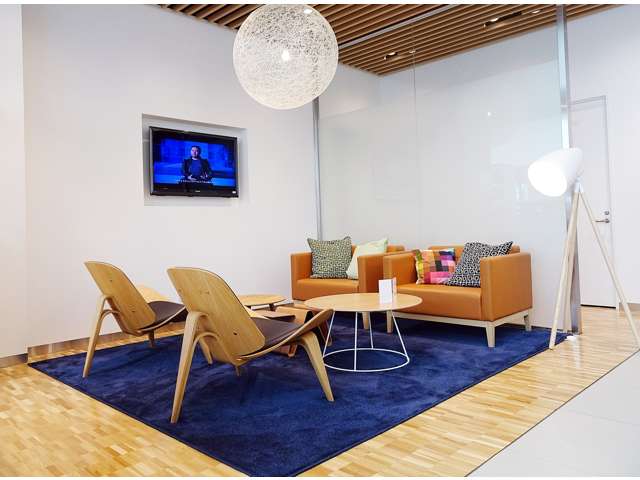 暖かみのあるスカンジナビア家具と、FIKAカフェコーナーを備えたゆったりと寛げる空間は、居心地の良い空間を演出しております。