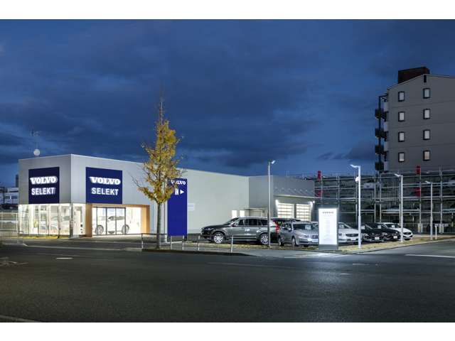 「ボルボ・セレクト京都」新ショールームCI 「SELEKT2.0」を初導入し新車販売店舗と共通性を持たせたデザインの店舗です。