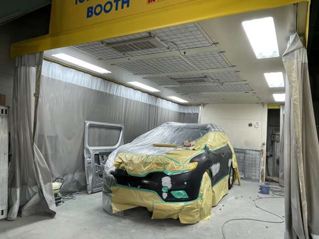 クニモト自動車では自社での鈑金塗装工場を完備しているので、事故などのアフターフォローも充実しております。