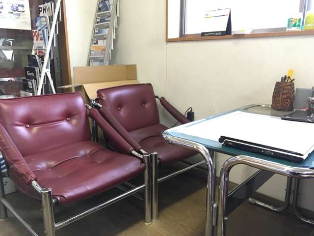 商談テーブル♪損保ジャパン日本興亜代理店ですので、保険のこともご相談ください。