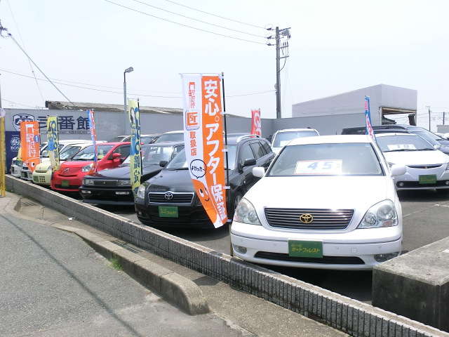 国産車は軽自動車、コンパクト、セダン、ミニバンなど幅広く展示しております。他店舗にも多数在庫しております。
