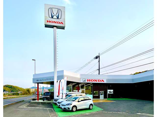 津田東インターから東へ約７００ｍ。高品質のホンダ車を多数展示