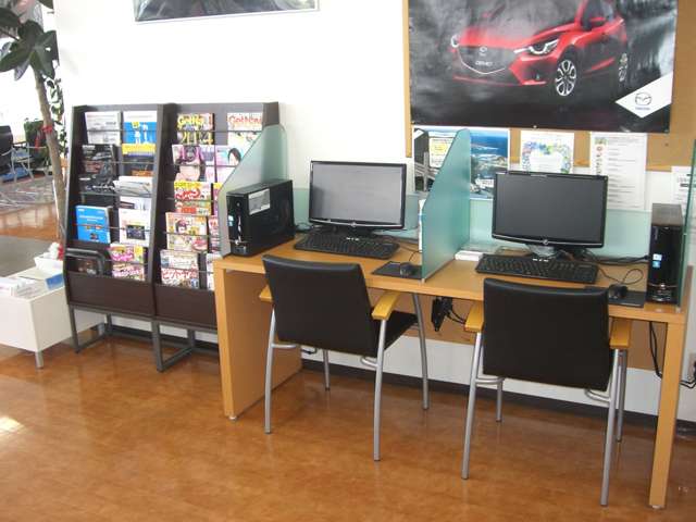 待合ルームにはお客様用のパソコンを２台準備しており、インターネット環境も整備しております。
