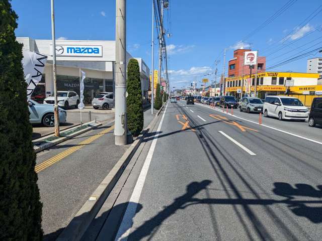 国道１９６号線沿いにお店がございます。パルティフジ衣山から北に1分ほど走れば左手に当店がございます