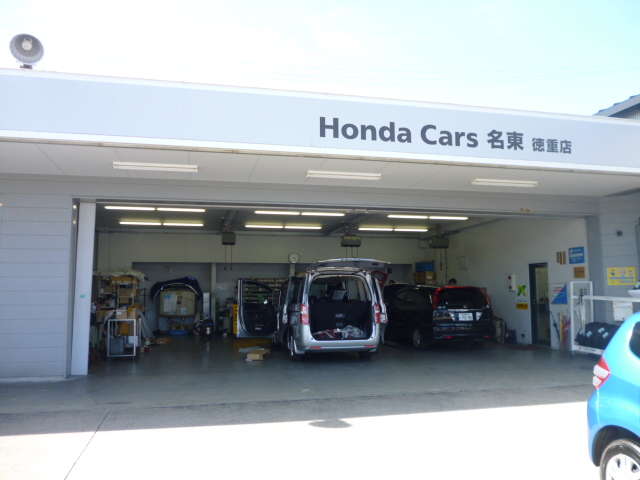 こちらのサービス工場でお車の点検と整備、修理などを行います。 お車を扱うのはプロの整備士ですのでご安心下さい。
