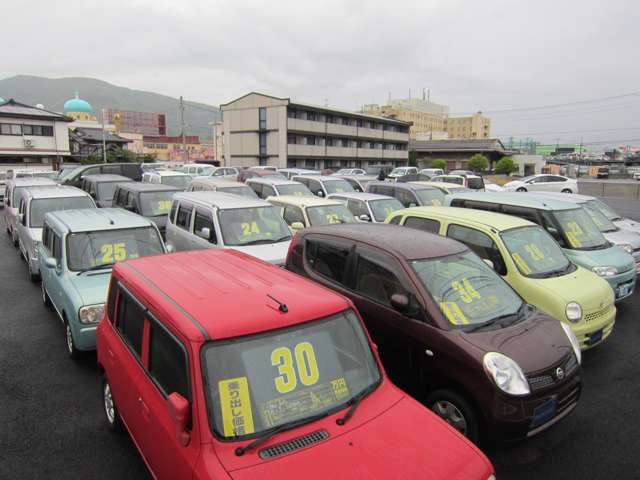 常時20～30台の車を展示。当店ユーザー下取り車をメインに販売。だから高品質・低価格が可能になります！