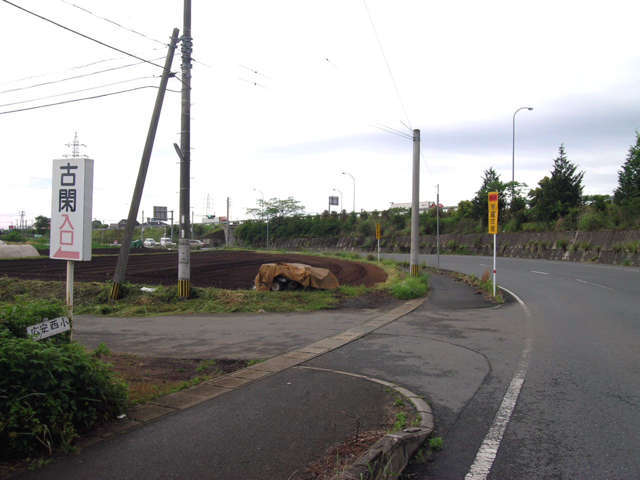 グランメッセ熊本より高速沿いの道路この交差点左折後、約１００ｍです。（古閑入口の看板有ります）