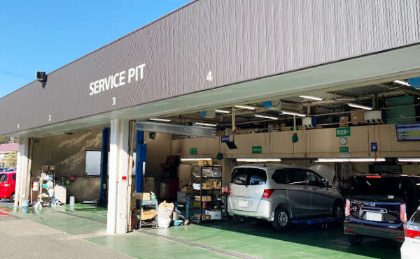 サービス工場も完備しております。新車、中古車、サービスまでサポートさせていただきます。