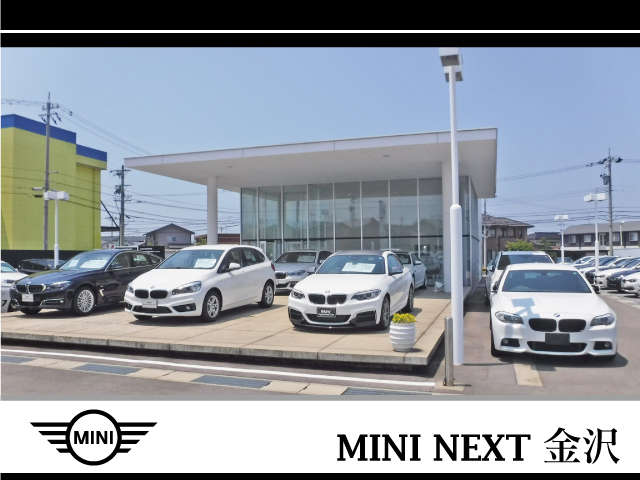 MINIとBMWが併設された展示場で、お車のご案内をしております。