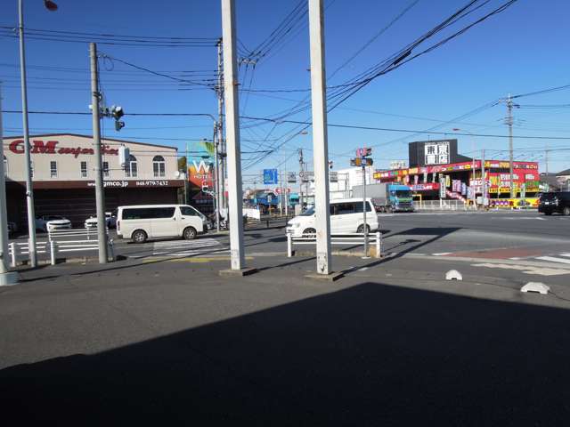 お車ご来店のお客様。神明交差点を東京方面からは左折、栃木方面からは右折になります！右左折後１．５キロ左側になります！