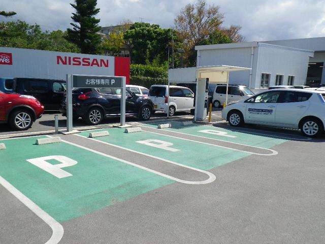 駐車場に電気自動車の充電スペースも併設しています。また、電気自動車リーフの試乗も出来ますのでお気軽に