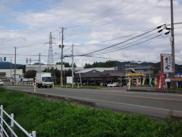 新新バイパス新発田インターから国道７号線を村上方面へ向かい、ラーメン店『まる七』様の信号交差点を曲がった場所にあります。