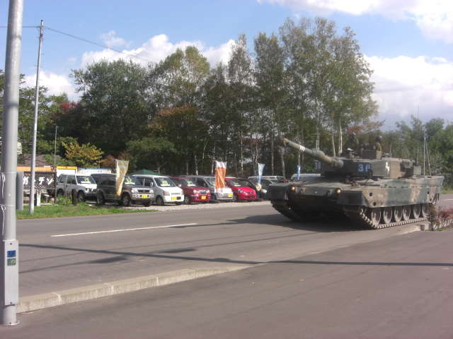 通称戦車通りに面してます！！訪問時には戦車を見ることが？！