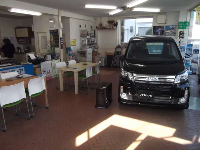 当社ショールームです。長崎で人気の軽自動車から箱バンまで幅広いラインナップ。注文販売もＯＫです！！