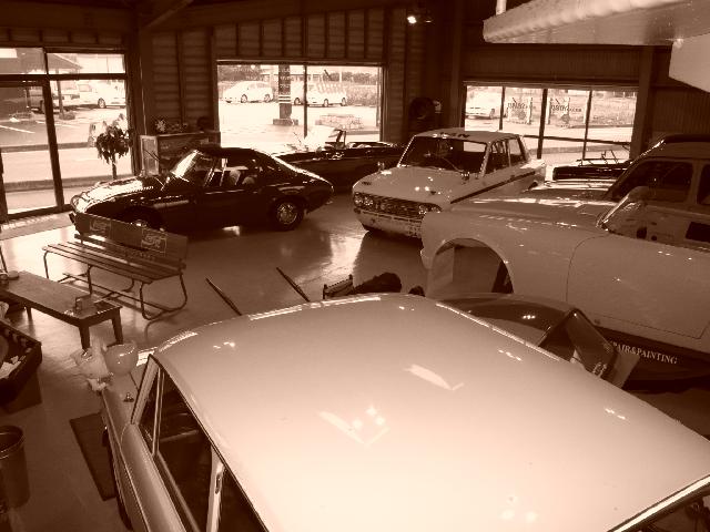 60～70年代、黄金時代をつくった名車の数々のうち数台がとけ込むように展示されています。