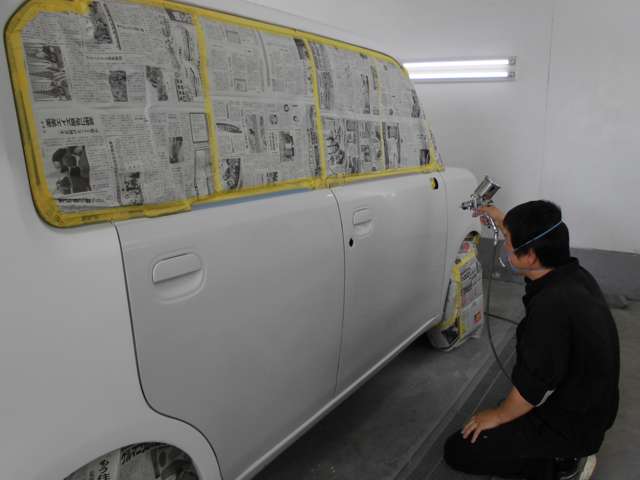 塗装専門のスタッフが、塗装専用ブースでお客様のお車を綺麗に仕上げます。