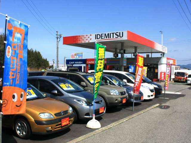 「愛車市場 松本空港通り店」 は 南松本から信州松本空港につながる空港通り沿い、高速道路をくぐる交差点にあります。