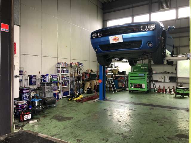 ５店鋪共通の自社整備工場は、アメ車はもちろん欧州車の扱いに精通した整備スタッフが在中しております。