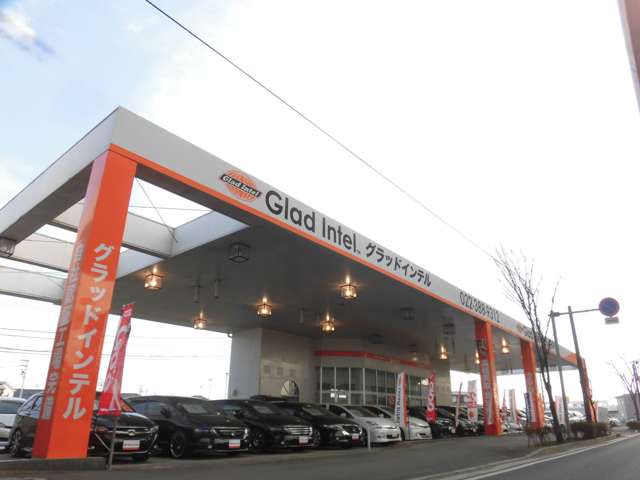 仙台コロナワールドさんから仙台東インター方面へ車で５分です！オレンジとホワイトの、屋根のある展示場になっております！