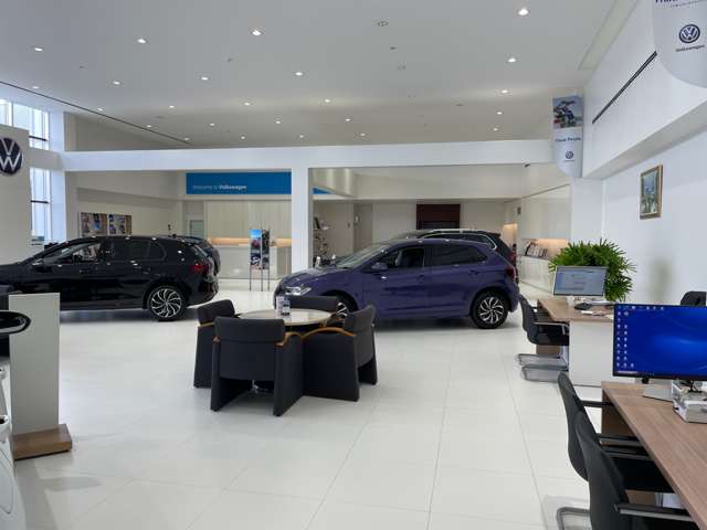 新車ショールーム、新車Volkswagenを室内に展示しております。