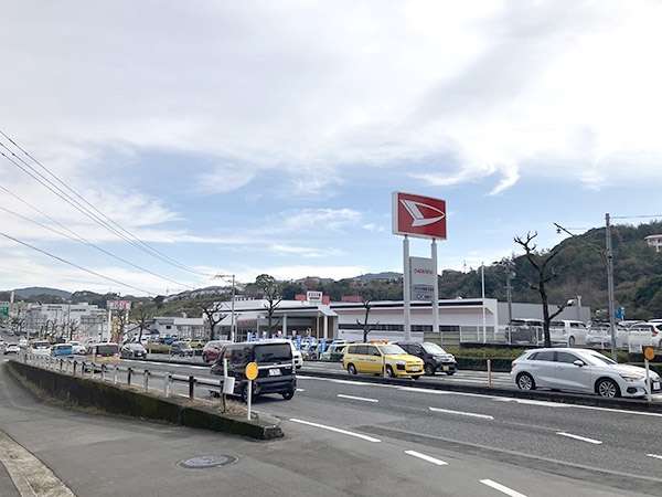【長崎方面から】長崎多良見ICから諫早方面へ車で１０分程度で到着します。
