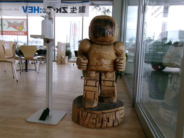入り口には木彫りのASIMO像がお迎えします！！
