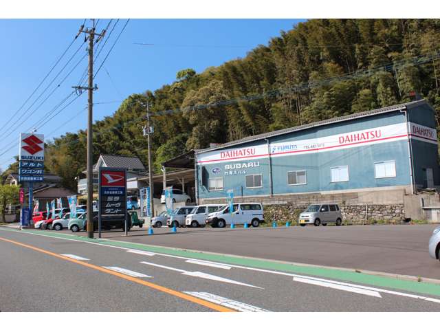 九州運輸局の認証工場です。自社板金塗装工場も併設しており、板金整備、車検整備、販売、買取に自信があります。