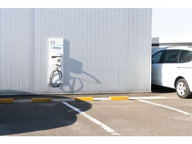 駐車スペースには充電ステーションも完備しております！電気自動車の充電もお気軽にご利用ください！