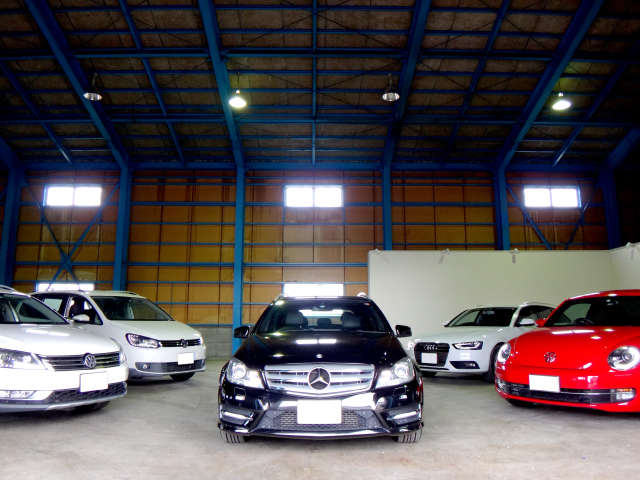 メルセデス・ベンツ、ＢＭＷ、アウディ、フォルクスワーゲンなど国内人気も高い輸入車を室内展示で販売しております。
